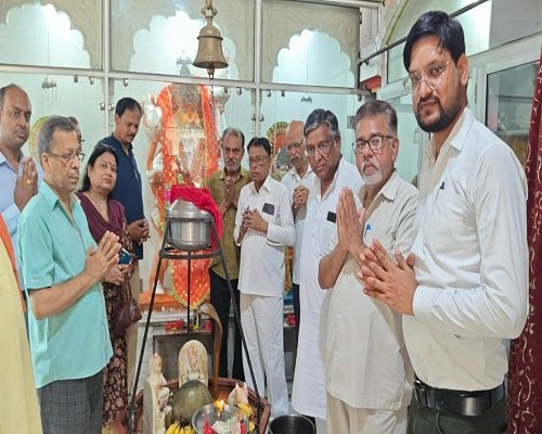 व्यापारियों ने शिव मन्दिर में मंत्री नंदगोपाल नंदी के पुर्नप्राप्त जन्मोत्सव पर दीर्घायु की प्रार्थना की