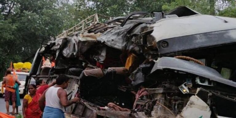 झारखंड के देवघर में 18 कांवड़ियों की मौत, निशिकांत दुबे ने दी जानकारी, गैस सिलेंडर ले जा रहे ट्रक से टकरा गई बस