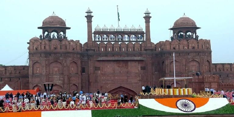 New Delhi: तिरंगे झंडे के रंग में रंगा पूरा हिंदुस्तान, फोटोज में देखिए कैसे मन रहा आजादी का जश्न