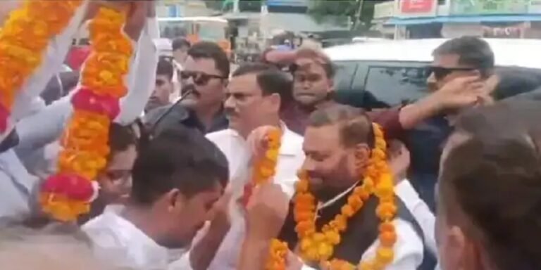 स्वामी प्रसाद मौर्या पर हमला, माला पहनाने के बाद युवक ने पीछे से मारा थप्पड़