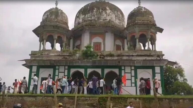 मकबरा या ठाकुर जी का मंदिर? फतेहपुर में बिगड़ गया माहौल, पूजा के लिए हिंदू-मुस्लिम आमने-सामने