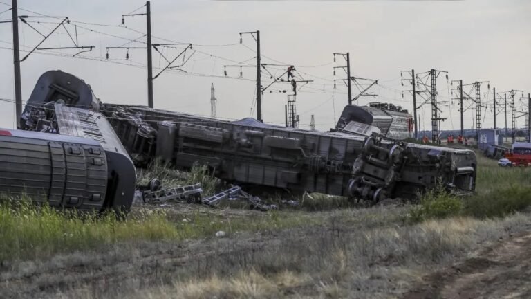 पाकिस्तान: इस्लामाबाद एक्सप्रेस के कई डिब्बे पटरी से उतरे, कम से कम 30 यात्री घायल