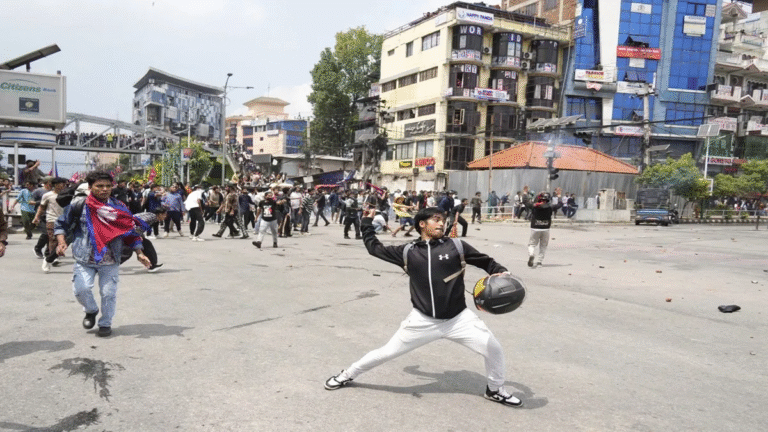 नेपाल में सोशल मीडिया पाबंदी पर मचा बवाल, संसद में घुसे प्रदर्शनकारी; 19 की मौत