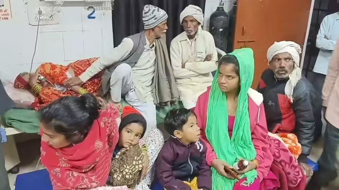 Hathras food poisoning : हाथरस में कढ़ी खाने से 10 लोगों की तबीयत बिगड़ी, फूड पॉइजनिंग के बाद अस्पताल में भर्ती Hathras food poisoning