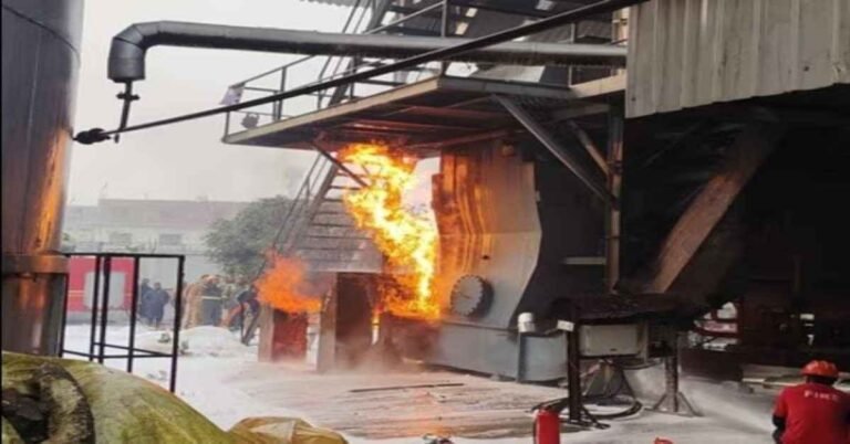 Bran Oil Plant : गीडा औद्योगिक क्षेत्र के ब्रान ऑयल प्लांट में भीषण आग, 15 दमकल गाड़ियां मौके पर तैनात Bran Oil Plant