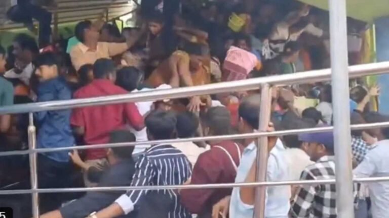 Andhra Pradesh Temple Accident : वेंकटेश्वर मंदिर में एकादशी पर मचा हड़कंप, भगदड़ में 10 श्रद्धालुओं की मौत Andhra Pradesh Temple Accident
