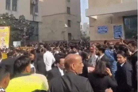 Delhi Bomb Threat : दिल्ली की अदालतों में हाई अलर्ट धमकी के बाद बड़े स्तर पर जांच शुरू Delhi Bomb Threat