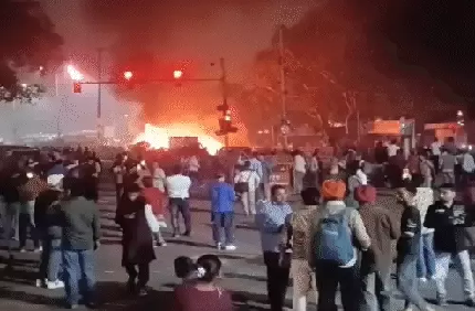 दिल्ली में लाल किले के पास कार में धमाका:मेट्रो स्टेशन के पास पार्क थी कार, एक की मौत, 3 गाड़ियां जलीं