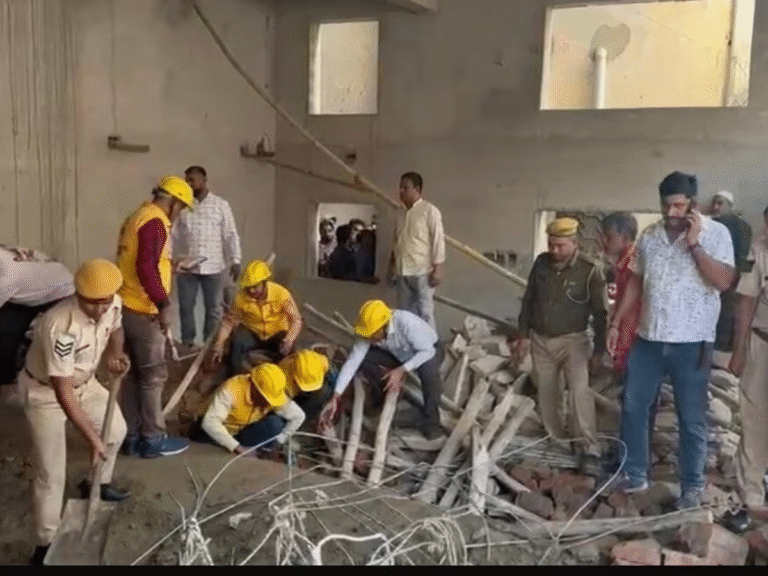 निर्माणाधीन बिल्डिंग की दीवार ढही, चार मजदूर दबे – एक को निकाला गया सुरक्षित