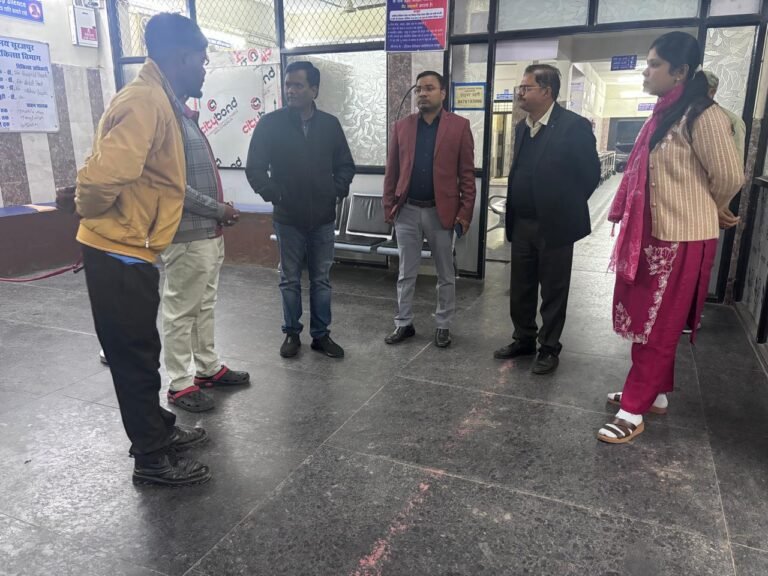 रात्रि में अचानक जिला अस्पताल पहुंचे कलेक्टर, मरीजों से जाना उनका हालचाल