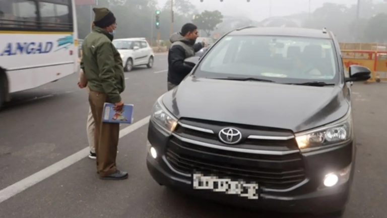 दिल्ली में प्रदूषण पर सख्ती: बिना PUC ईंधन नहीं, गैर-BS6 वाहनों की एंट्री बंद; दफ्तर जाने वाले इन नियमों का रखें ध्यान