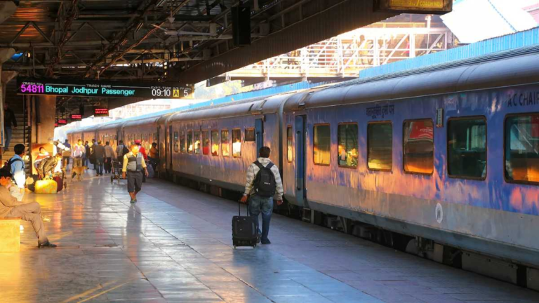 आज से बदले IRCTC टिकट बुकिंग के नियम, आधार लिंक नहीं तो तय समय में नहीं कर पाएंगे रिजर्वेशन